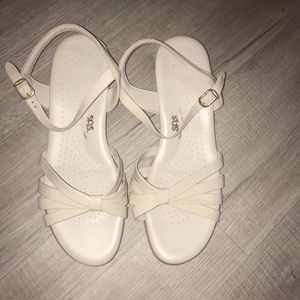 NEW Gray-ish Sas mini wedged heel shoes